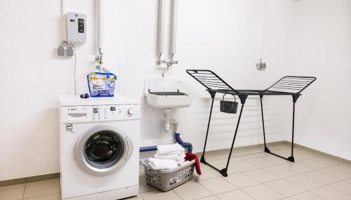 7SCHWABEN - 7 vollausgestattete Wohnungen unter einem Dach mitten in Bad Urach - Küche - Bad - WLAN - Waschmaschine - kostenloses Parken - E-Bike-Garage mit Ladestation - Altstadt, Bus, Bahn, E-Ladestation unter 5 Min - barrierefrei - rollstuhlgerecht - Foto 3