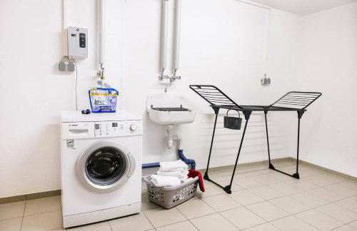 7SCHWABEN - 7 vollausgestattete Wohnungen unter einem Dach mitten in Bad Urach - Küche - Bad - WLAN - Waschmaschine - kostenloses Parken - E-Bike-Garage mit Ladestation - Altstadt, Bus, Bahn, E-Ladestation unter 5 Min - barrierefrei - rollstuhlgerecht - Foto 3