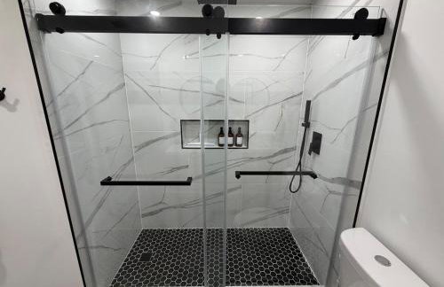 Sunny Oasis Near the Beach with 4BR and 3BA Pool Home - Foto 22