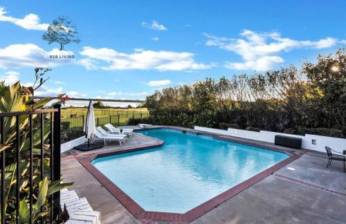 Lakefront Luxe 6BR 4B Home with Pool & Hot Tub - Foto 3