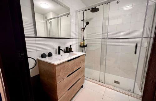 Luxury 2-Bed Marina Apartment - Photo 24