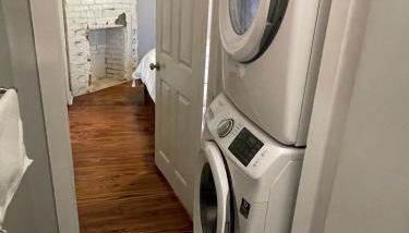 HISTORIC DOWNTOWN KING BED COTTAGE- PARKING and PATIO - Foto 4