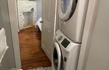 HISTORIC DOWNTOWN KING BED COTTAGE- PARKING and PATIO - Foto 4