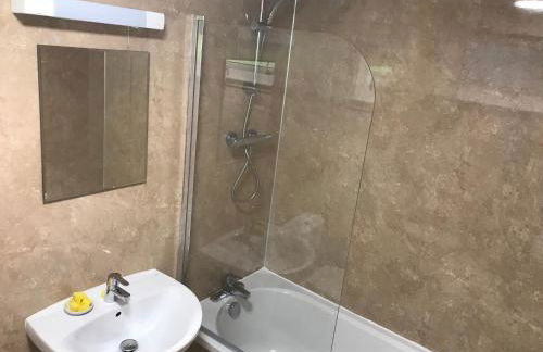 Borrodale, one bedroom apartment with balcony and loch view. - Photo 23