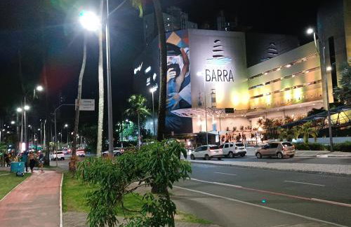 Barra - Espaçoso Apt frente Shopping Barra - 100 m2, 2 quartos, varanda, sala, banheiro e cozinha completa, 2 camas casal, 1 cama de solteiro, 1 sofá cama - Foto 52