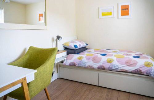 Walking distance to hospital and town with free off-road parking - Foto 11