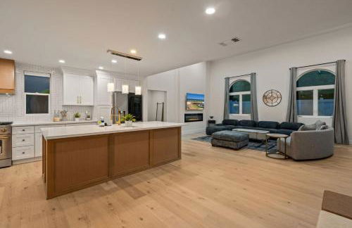 Spacious Modern Home with Rooftop & Private Backyard - Foto 26