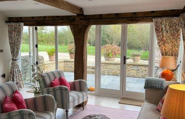 Idyllic secluded hideaway with countryside views on the edge of the Cotswolds - Photo 3