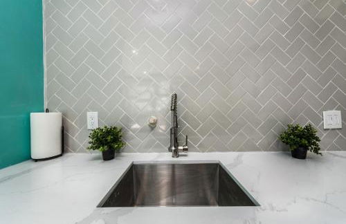 Comfy Studio with King Bed & Full Kitchen - Near Attractions - Foto 4