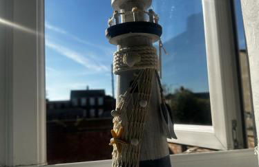 Sunny 2-Bedroom Coastal Stay with Free Parking - Foto 22