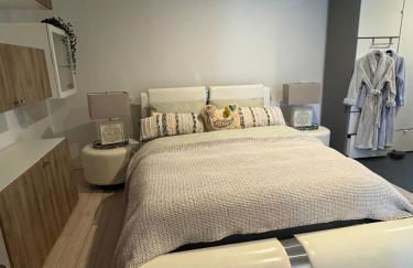 One bedroom with modern kitchen, balcony with water view - Foto 22