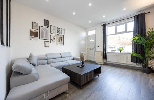 Bolton 2BR Cinema House, Free Parking, Fast WiFi, Comfortable Stay - Foto 7