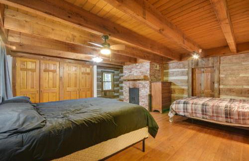 Historic Clark Cabin with Deck and Fishing Pond Access - Foto 15