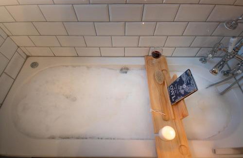 Spacious Victorian 4 Bed l Cocktail Bar Spa Bath Workspaces - Photo 4