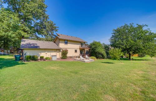 Spacious Arkansas Abode with Balcony and Fire Pit! - Foto 24