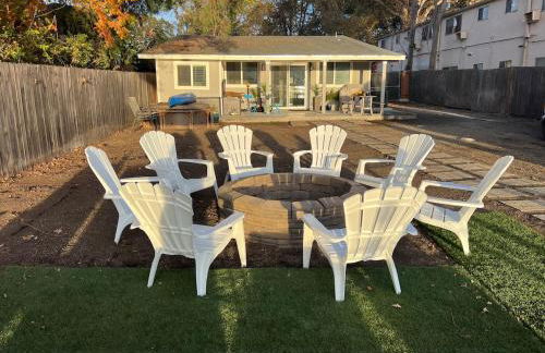 Peaceful Lakeside Retreat - Cozy 3BR Waterfront Home - Foto 35