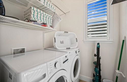 Epic Playhouse Getaway - Castle & Superhero Bunks Theater Private Pool No Rear Neighbors - Foto 37