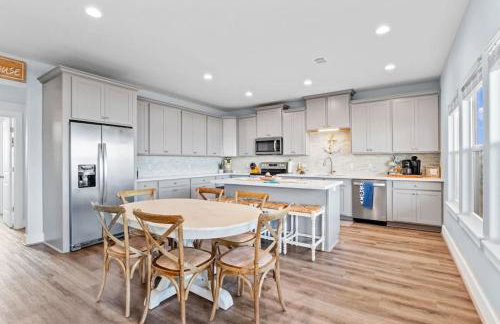 Beachfront oasis! Hot tub, gameroom, double deck!! - Foto 14