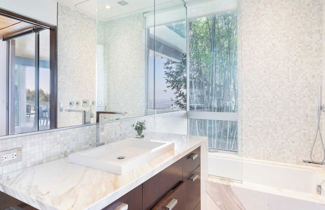 Hollywood Overlook by Avantstay Private Pool + Hot Tub Panoramic Views - Photo 34