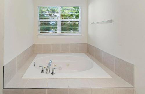 Modern Comfort Loves Park - Stylish 3BR Getaway - Foto 38