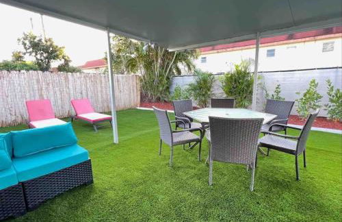 Royal Luxe Pool Home near Ft Laud airport and each - Photo 4