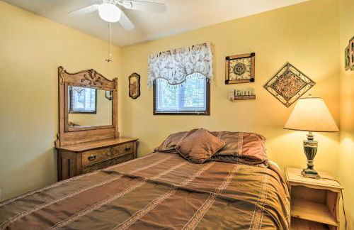 Higgins Lake Getaway with Fire Pit, Walk to Beach! - Foto 15