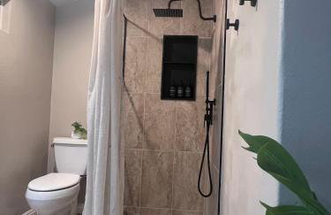 Bright & Spacious 5BR Modern Vacation Home - Near Disneyland & Beaches - Photo 21