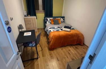 Spacious En-Suite Rooms & Off-Suite Rooms Near Hospital and Shops - Photo 1