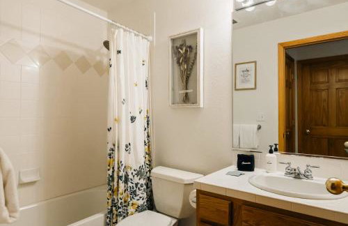 Peaceful Getaway with Hot Tub - Views - Evergreen - Foto 41