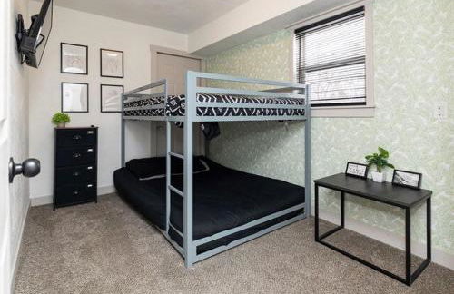 Spacious 9BR Home Ideal for Groups Near Downtown - Foto 23