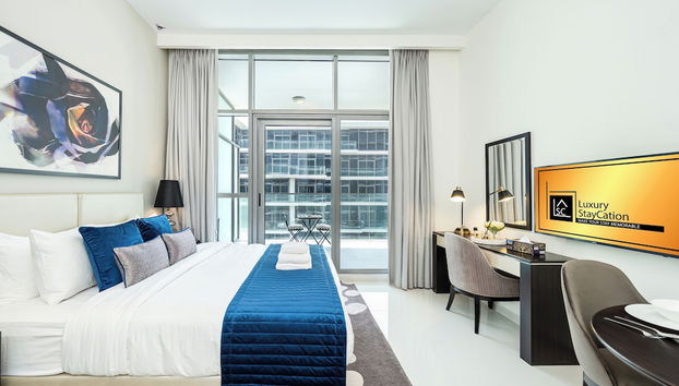 Luxury StayCation - Studio in Damac Hills with Balcony and Golf Views - Foto 2, Habitación