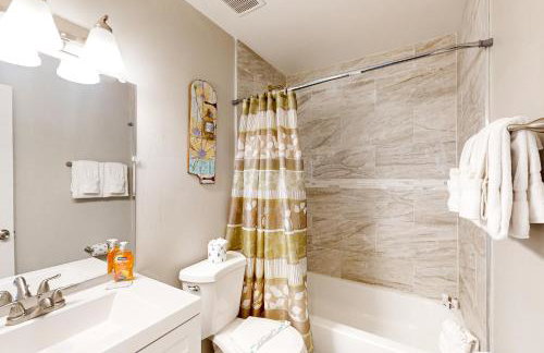 Cozy Spacious Home with Private Backyard and Patio, near shopping - Foto 19