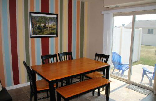 3 queen beds, 1 twin bed, 2 rooms, 1 and a half bath, self check-in, flexcation equipped - Foto 12