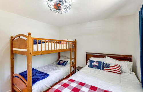 Near Woodland Lake Park Home with Fire Pit! - Foto 20