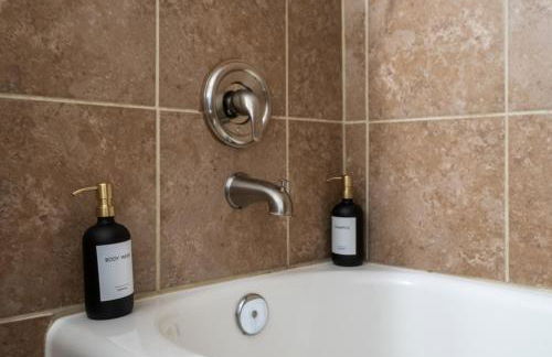 5 BedRooms Family retreat with GameRoom Near DC & Qunatico - Photo 24