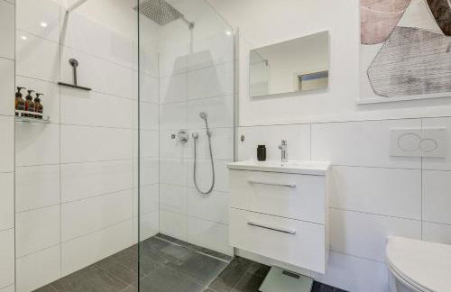 Zentrale Design Wohnung in Ufernähe - 105 qm - Parkplatz - Küche - Netflix - Foto 7