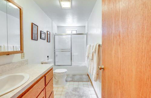 Across From Hiking Trails Woodsy Studio! - Foto 13