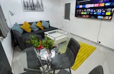 Stunning 2 bed apartment located on high street, 5 minutes from New Cross station, free parking, 1 minute from famous 5 star Lit shisha bar and restaurant - Foto 2