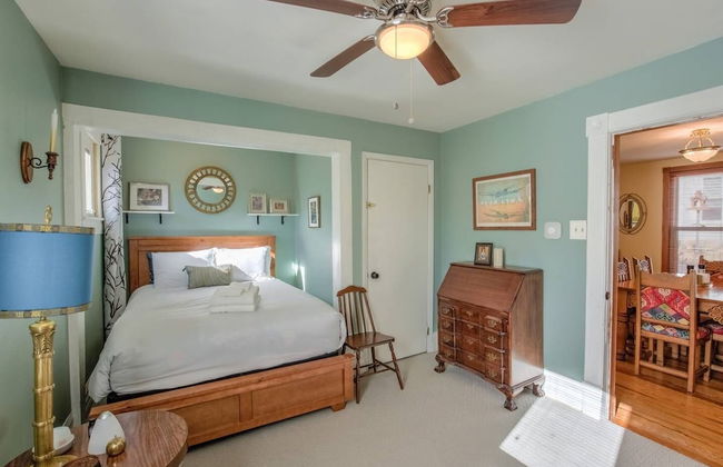 Pet Friendly 1900 Classic 3 Bedroom Value - Photo 8