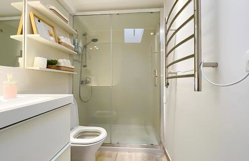 Entire 2 Bedroom Family Friendly House in Belem Lisbon 3 to 5 Guests - Photo 24