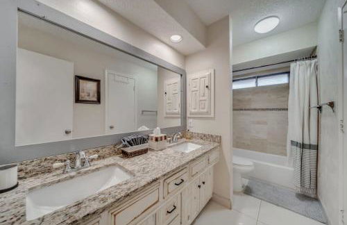 Central Plano 4-BD 2-BA Pool Retreat, Sleeps 10 - Foto 23
