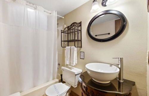 Picturesque Riverside Cabin with Fireplace and Porch - Foto 9