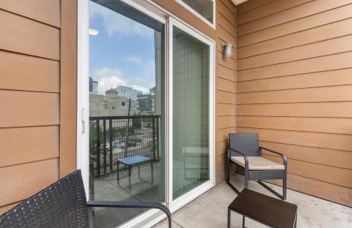 Downtown Modern Elegance Suite with Free Parking, Pool, WIFI and a King Bed - Foto 12