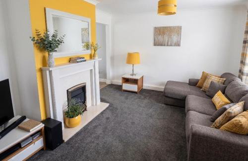 3 Bed House - Sleeps 6 - Parking - Pets - Garden - Foto 1