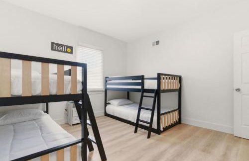 New Modern Updated Secure and Private Home - Foto 45