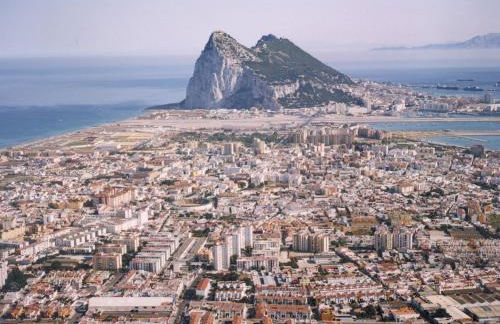 1F, Aire Acondic, 80m2, 2 dormitorios, 4 huéspedes, WIFI GRATIS - Foto 1