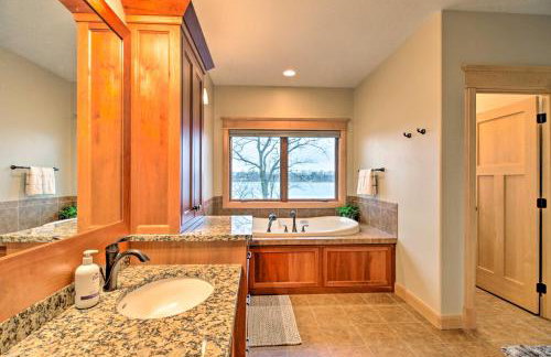 Dock, Hot Tub and Game Room Luxe Lake Latoka Home - Foto 19