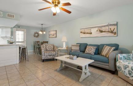 Beach access close to Walmart, Bowling,skating and Game room - Photo 7