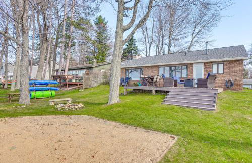 Dock and Views Lake Mitchell Home in Cadillac! - Foto 25