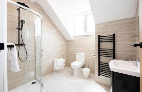 Stanway Apartments- Free Parking & Close To Tram Stop - Photo 35